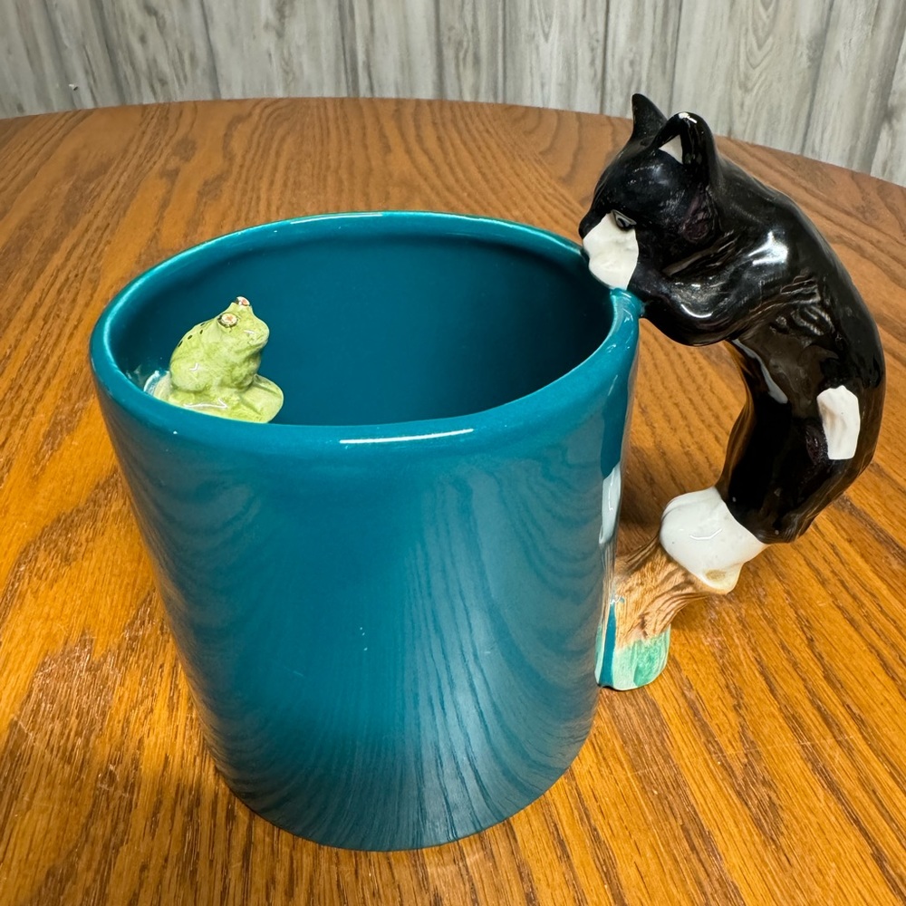 Bergschrund Seattle Teal Mug Tuxedo Cat Handle Green Frog 3D Design c. 1991